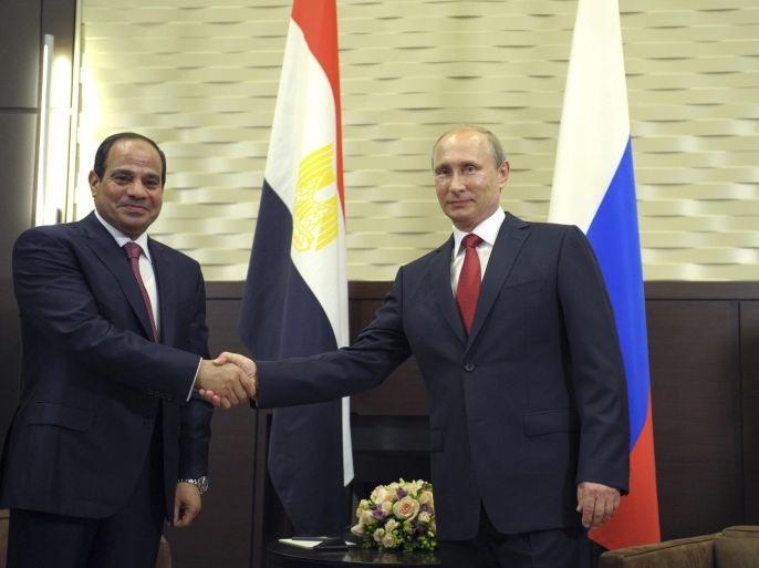 Russia's President Vladimir Putin (R) shakes hands with his Egyptian counterpart Abdel Fattah al-Sisi during their meeting at the Bocharov Ruchei state residence in Sochi, August 12, 2014. REUTERS/Alexei Druzhinin/RIA Novosti/Kremlin (RUSSIA - Tags: POLITICS) ATTENTION EDITORS - THIS IMAGE HAS BEEN SUPPLIED BY A THIRD PARTY. IT IS DISTRIBUTED, EXACTLY AS RECEIVED BY REUTERS, AS A SERVICE TO CLIENTS