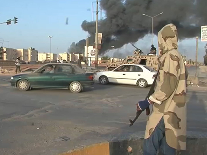 ‪‬ قوات شورى ثوار بنغازي تسيطر على معسكر الدفاع الجوي(الجزيرة)