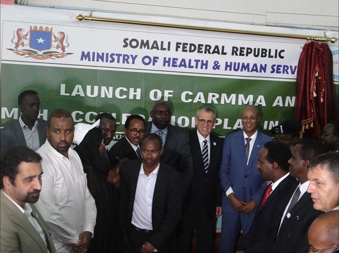 رئيس الوزراء الصومالي عبد الولي الشيخ أحمد يزيح الستار عن البرامج التي تم إطلاقها الثلاثاء 19 أغسطس 2014 (الجزيرة نت).
