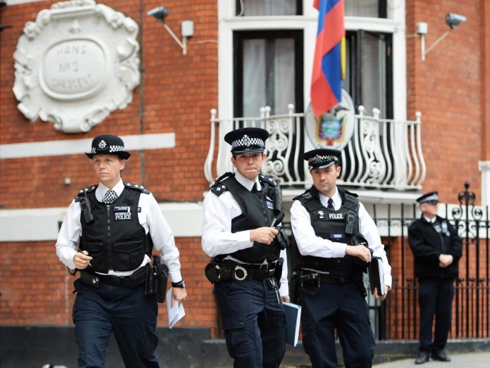 الشرطة البريطانية أمام سفارة الإكوادور بلندن (وكالة الأنباء الأوروبية)