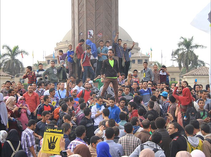 جانب من تظاهرة لطلاب رافضين للانقلاب أمام جامعة القاهرة