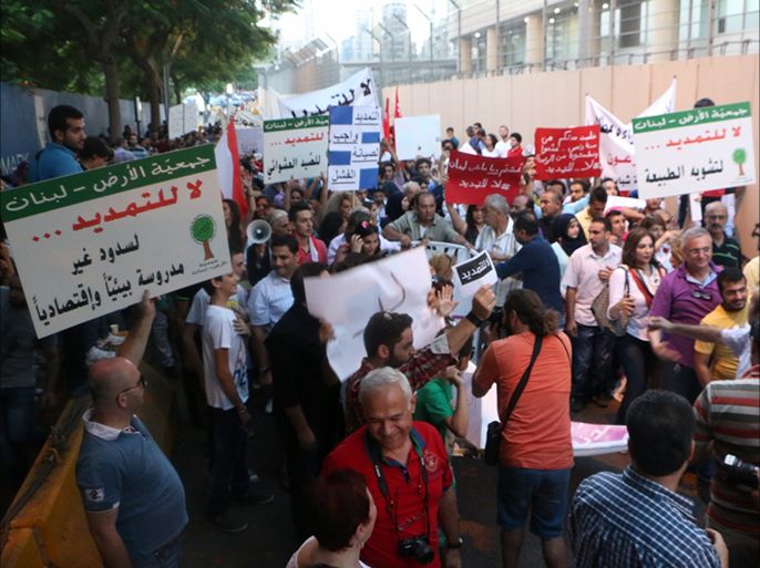 المتظاهرون جالوا شوارع بيروت وصولا الى وسط البلد هاتفين ضد التمديد للبرلمان