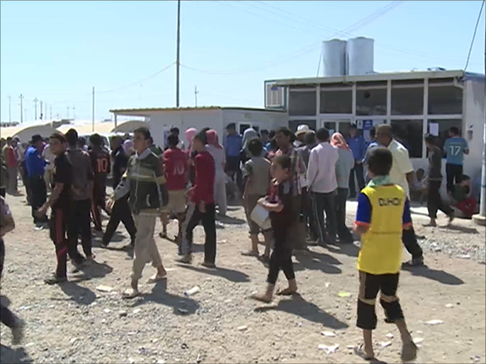 نازحون يتظاهرون في مخيم لهم بدهوك(الجزيرة-أرشيف)