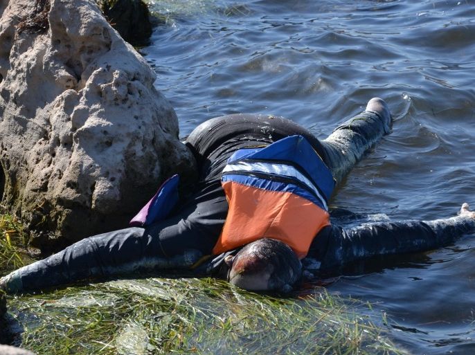 A picture taken on August 29, 2014 shows a body floating on the water after a boat carrying illegal migrants from Libya sank off the shores of the coastal town of Ben Guerdane, in southeast Tunisia.Tunisia rescuers recovered the bodies of at least 14 people drifting at sea near Libya's maritime borders, in an area that has seen many boatloads of illegal migrants capsize. AFP PHOTO / F NASRI