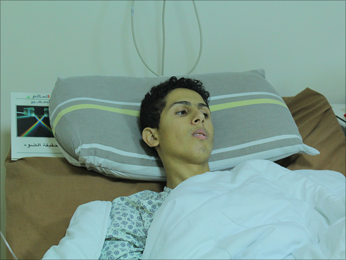 ‪‬ محمود الهندي يعاني من إصابة خطيرة وشبه شلل في يده(الجزيرة نت)