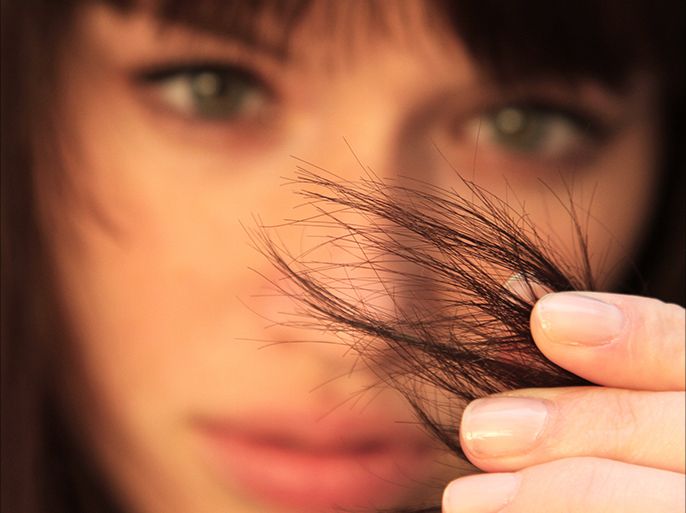 في حال قصور الغدة الدرقية، لا يتم إمداد الشعر والأظافر بالعناصر المغذية المهمة، ما يؤدي إلى تساقط الشعر وتقصف الأظافر.