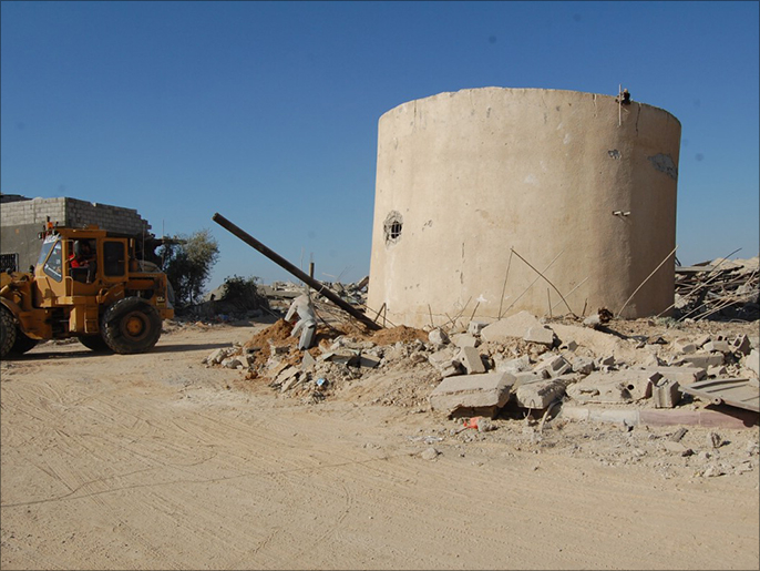 خزانات المياه تعمّد جيش الاحتلال تدميرها بشكل منهجي إلى جانب قصف البنى التحتية (الجزيرة نت)