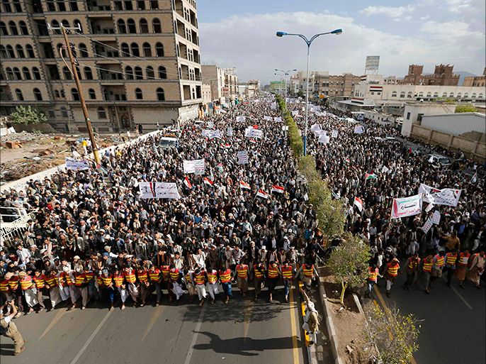 Supporters of the Shi'ite Houthi group march during an anti-government demonstration in Sanaa August 27, 2014. Talks on forming a new Yemeni government collapsed on Sunday over demands by Shi'ite Muslim Houthis to restore fuel subsidies cut by President Abd-Rabbu Mansour Hadi, officials said. REUTERS/Khaled Abdullah (YEMEN - Tags: CIVIL UNREST POLITICS ENERGY)
