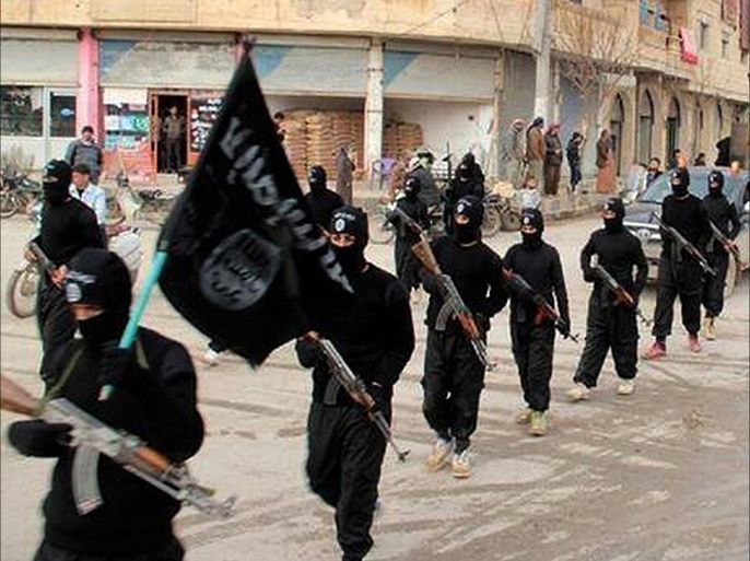 مقاتلون من تنظيم الدولة الإسلامية في العراق والشام في استعراض عسكري في مدينة الرقة السورية - أسوشيتدبرس مجلة الجزيرة