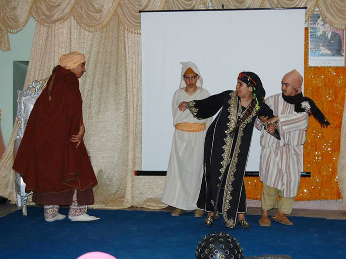 ‪مشهد من مسرحية خربوشة التي تحكي قصة مقاومة امرأة للاستبداد بالغناء‬ (الجزيرة)