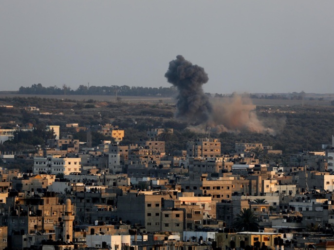 دخان وغبار بسبب قصف إسرائيلي على غزة عقب انهيار الهدنة (أسوشيتد برس)