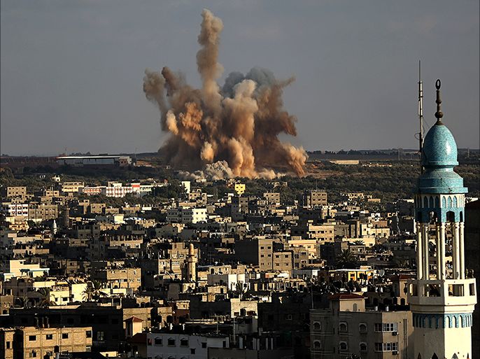 epa04347358 Smoke rises after Israeli air strikes in Al-Zaitun neighbourhood in the east of Gaza City, 09 August 2014. Israeli and Militants in Gaza Strip resumed cross border attacks after three day ceasefire ended 08 August. EPA/MOHAMMED SABER