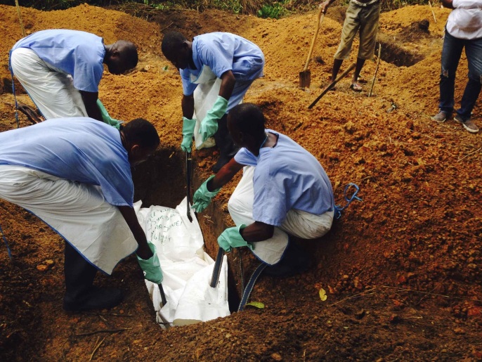 ‪دفن موتى إيبولا يتطلب إجراءات خاصة‬ (رويترز)