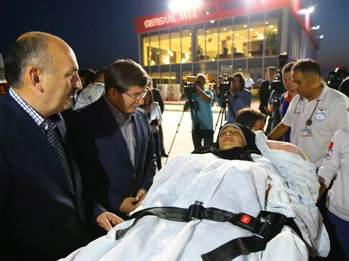 وزير الخارجية ووزير الصحة التركي في استقبال المصابين بمطار أنقرة