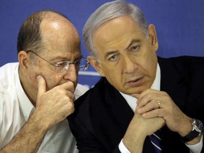 Israeli Prime Minister Benjamin Netanyahu (R) listens sits to his Defense Minister Moshe Ya'alon, as the Israeli leader chairs the weekly cabinet meeting in the Defense Ministry in Tel Aviv, Israel, 24 August 2014.