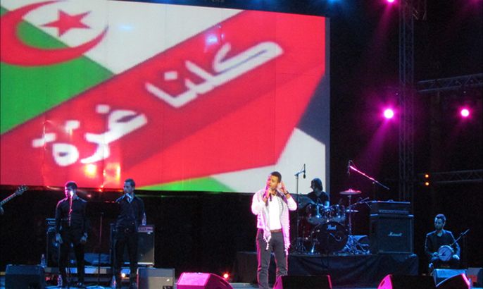 لوحات تعبيرية خلفية لأغنيات الفنان الفلسطيني مراد السويطي بمهرجان كازيف بالجزائر العاصمة (5)