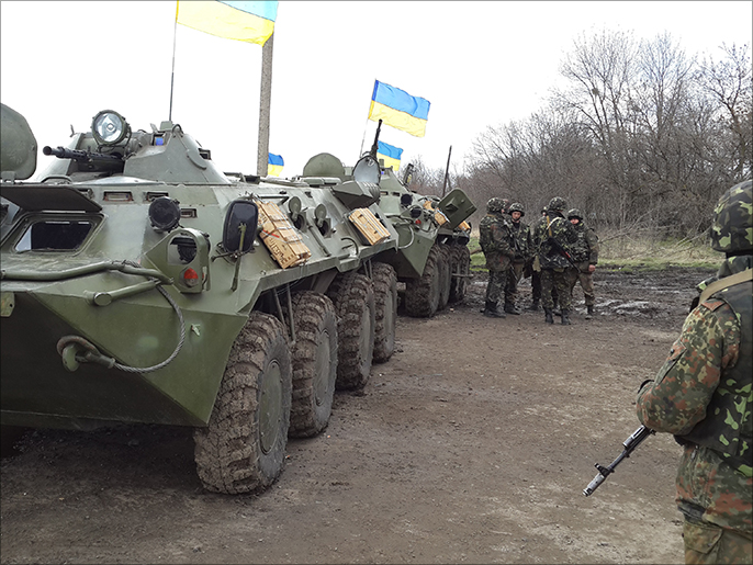 ميركل والرئيس الأوكراني أكدا ضرورة تجنب الحرب رغم مؤشرات تفاقمها (الجزيرة)