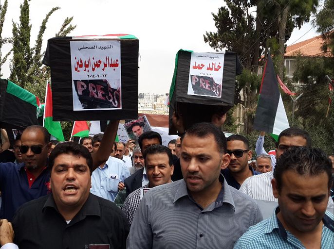 توابيت بأسماء الشهداء الصحفيين أمام مقر الامم المتحدة في رام الله