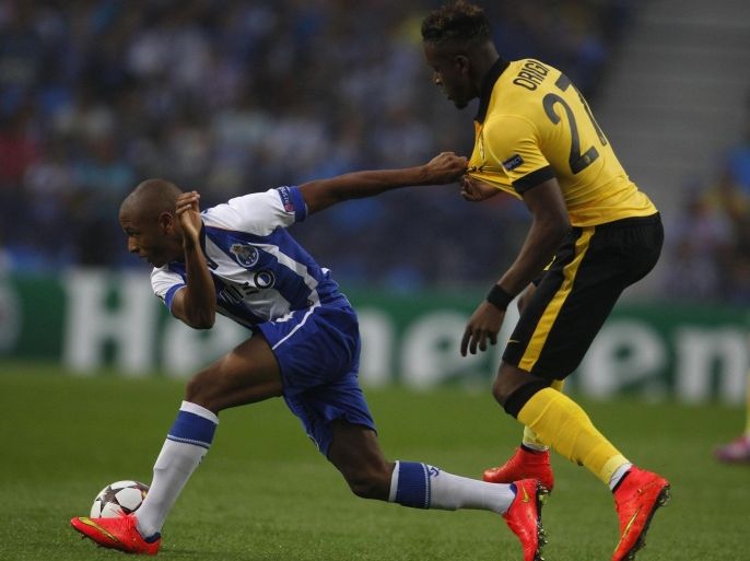 Porto's Yacine Brahimi (L) challenges Lille's Divock Origi during their Champions League second leg qualifying soccer match at Dragao stadium in Porto August 26, 2014. REUTERS/Rafael Marchante (PORTUGAL - Tags: SPORT SOCCER)