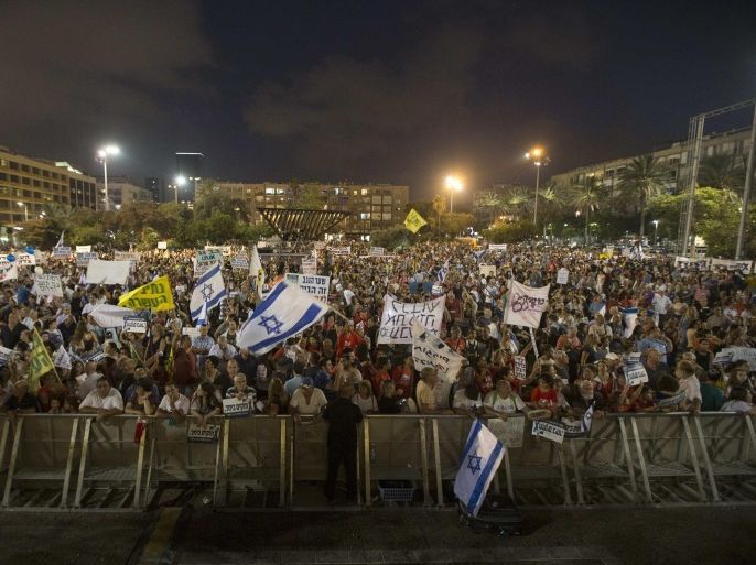 People hold signs during a rally in Tel Aviv's Rabin Square, to show solidarity with residents of Israel's southern communities, who have been targeted by Palestinian rockets and mortar salvoes, August 14, 2014. A renewed truce between Israel and Hamas appeared to be holding on Thursday despite a shaky start, after both sides agreed to give Egyptian-brokered talks more time to try to end the Gaza war. REUTERS/Baz Ratner (ISRAEL - Tags: POLITICS CIVIL UNREST)