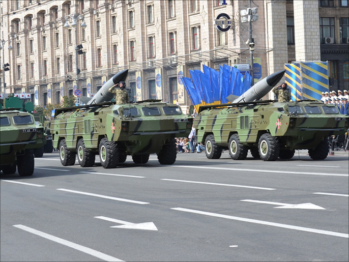 ‪جانب من الآليات والأسلحة التي استعرضتها أوكرانيا‬ (الجزيرة نت)
