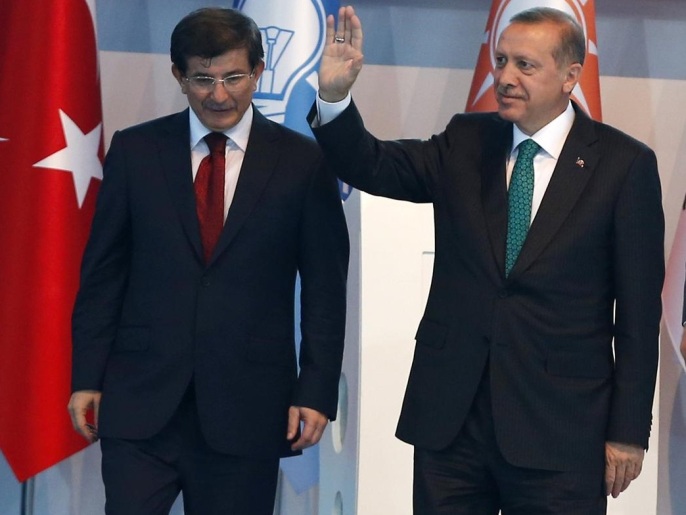 أردوغان وصف أوغلو (يسار) بأنه دؤوبوكثير العمل (رويترز)