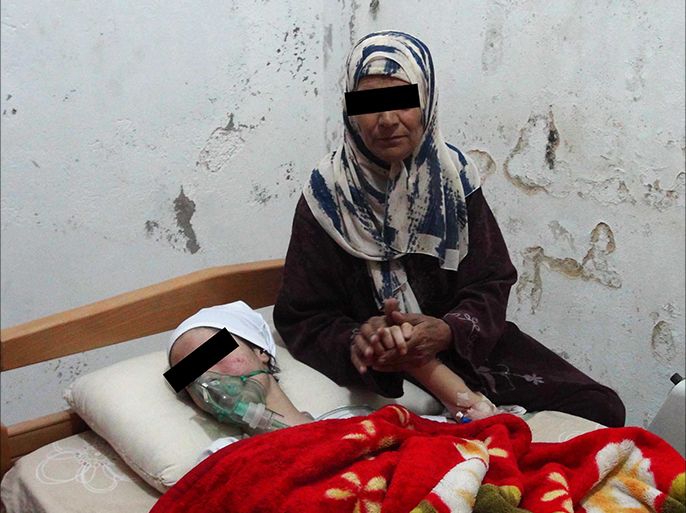 نسرين داخل المشفى الميداني خلال مرحلة العلاج نتيجة تأثرها بغاز السارين - أرشيف (علاء الدين عرنوس)