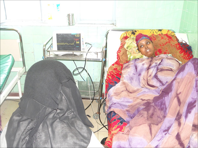 مريضة في مستشفى بنادر على جهاز التنفس الاصطناعي (الجزيرة)