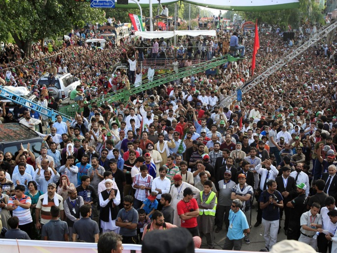 ‪آلاف المتظاهرين طالبوا بإسقاط الحكومة‬ (أسوشيتد برس)