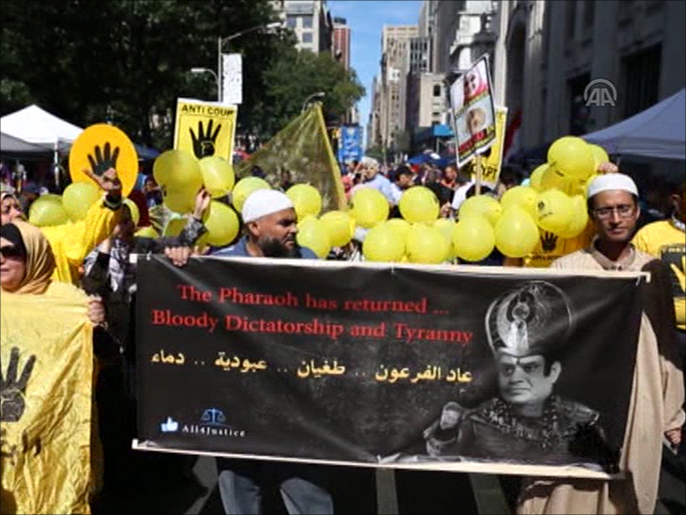 ‪مشاركون في الاستعراض يحملون لافتة عن الرئيس السيسي‬ (الأناضول)