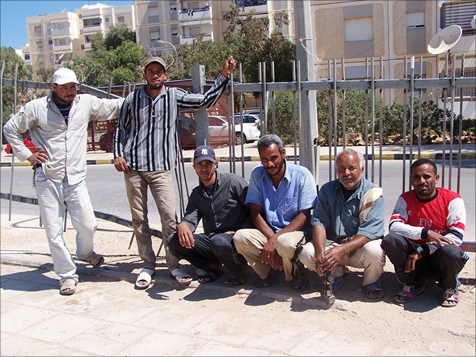 العمالة المصرية غادرت ليبيا بالآلاف تحت ضغط الأوضاع الأمنية والقوانين (الجزيرة)