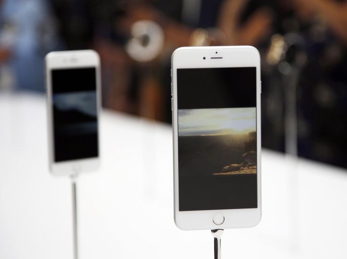 A new Apple iPhone 6 Plus is seen during an Apple event at the Flint Center in Cupertino, California, September 9, 2014. REUTERS/Stephen Lam (UNITED STATES - Tags: BUSINESS SCIENCE TECHNOLOGY TELECOMS)