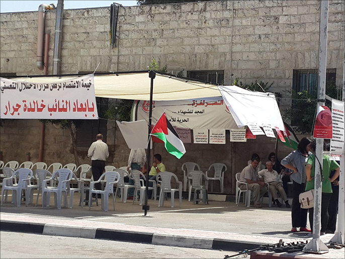 ‪متضامنون في خيمة اعتصام خالدة جرار في ساحة المجلس التشريعي برام الله‬ (الجزيرة)