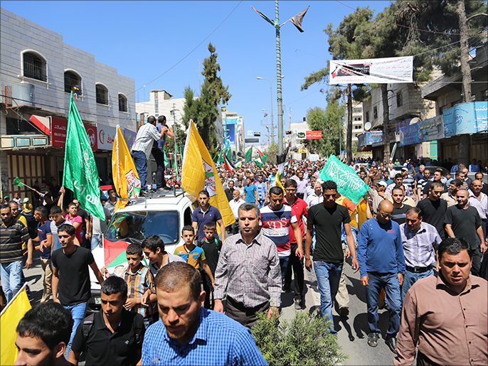 المشيعون دعوا إلى الثأر للشهيد الجعبري ورفعوا شعارات ضد الاحتلال(الجزيرة)