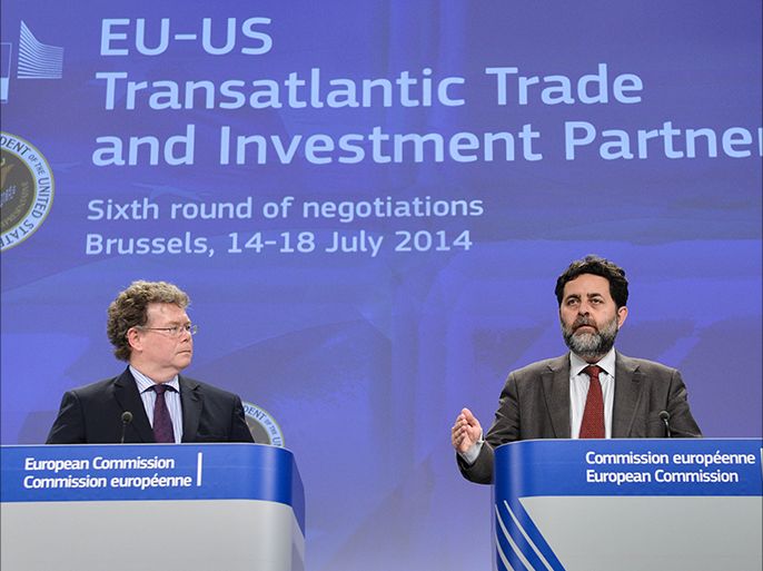 epa04321237 US Chief Negotiator Dan Mullaney (L) and EU Chief Negotiator Ignacio Garcia Bercero (R) during a joint press conference after the sixth round of EU-US trade talks, at the European Commission headquarters in Brussels, Belgium, 18 July 2014. The European Union and the USA are due to begin their