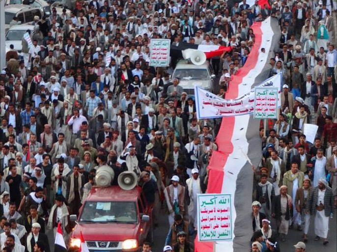 متظاهرون حوثيون بصنعاء يرفعون لافتات عليها شعارهم للمطالبة بإسقاط الحكومة(اليمن – الصورة لمظاهرة قبل أسبوع)