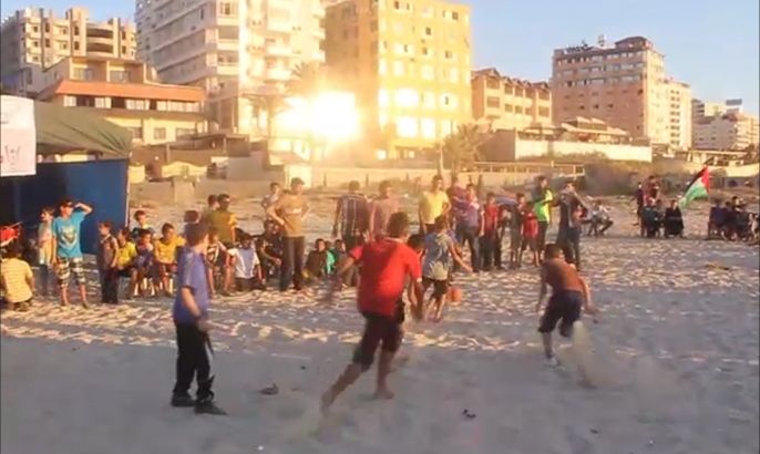أطفال غزة يكملون مباراة قطعتها الصواريخ الإسرائيلية