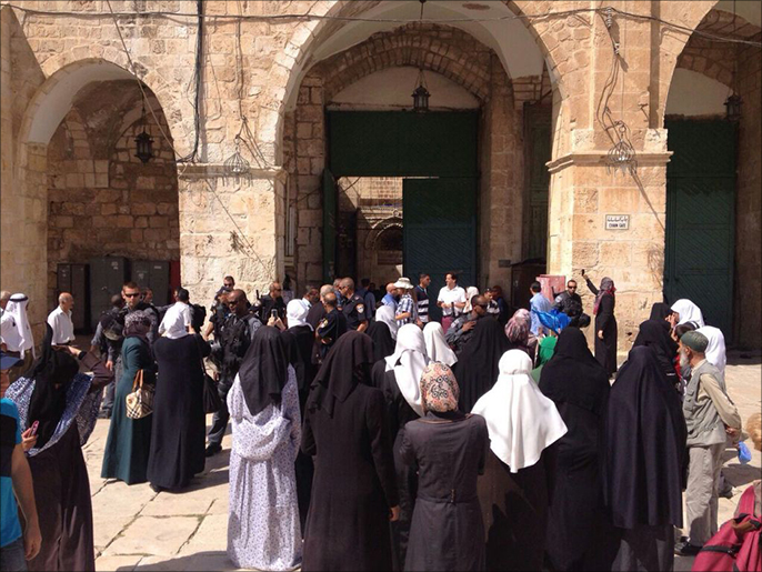 ‪سلطات الاحتلال منعت الفلسطينيات من دخول المسجد الأقصى‬ (الجزيرة نت)