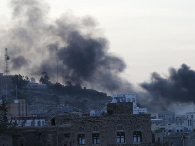 Smoke rises from a residential area near the headquarters of Yemen's state-run television building during an attack from Shi'ite Houthi rebels in Sanaa September 20, 2014. The Yemeni president on Saturday called for a U.N.-brokered political settlement with Shi'ite Houthi rebels as some of the worst violence seen in the capital for years raged for a third day. The TV building, which is near other vital state institutions, caught fire on Saturday after three days of mortar attacks by the Houthis. REUTERS/Khaled Abdullah (YEMEN - Tags: POLITICS CIVIL UNREST)