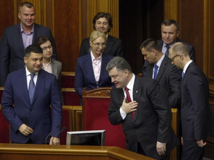 Ukraine's President Petro Poroshenko (2nd R) thanks parliamentary deputies after the ratification of a landmark association agreement with the European Union during a parliament session in Kiev, September 16, 2014. Ukraine's parliament on Tuesday ratified the landmark agreement on political association and trade with the European Union, the rejection of which last November by then President Viktor Yanukovich led to his downfall. REUTERS/Valentyn Ogirenko (UKRAINE - Tags: BUSINESS POLITICS TPX IMAGES OF THE DAY)