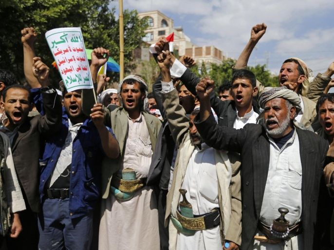 Tribesmen loyal to the Houthi Shi'ite group demonstrate to demand for the resignation of the government in Sanaa September 1, 2014. Defying calls by the U.N. Security Council to end hostilities against the Yemeni government, Shi'ite Houthi leader Abdul Malek al-Houthi on Sunday urged supporters to wage a campaign of civil disobedience until their demands are met. The placard reads: "Allah is the greatest. Death to America, death to Israel, a curse on the Jews, victory to Islam." REUTERS/Khaled Abdullah (YEMEN - Tags: POLITICS CIVIL UNREST)