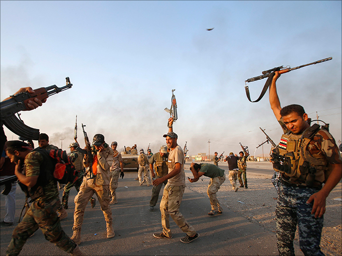 المليشيات الشيعية تقاتل لجانب الجيش العراقي ضد مقاتلي تنظيم الدولة (رويترز)