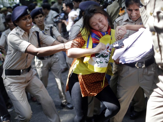 ‪احتجاج نشطاء من التبت على زيارة الرئيس الصيني لنيودلهي‬ (رويترز)