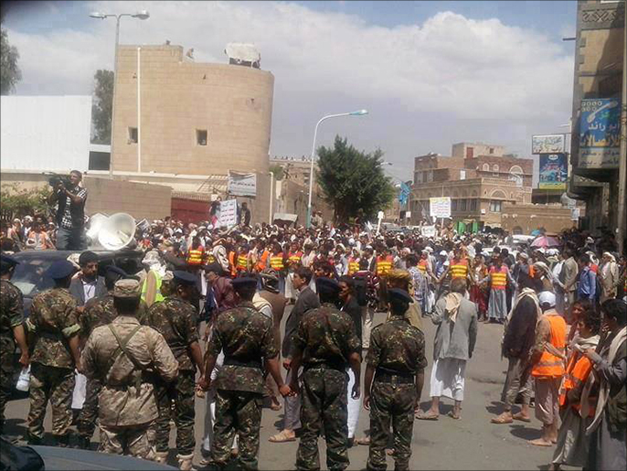 ‪الحوثيون نظموا مسيرات لمقر الحكومة وعطلوا حركة السير بصنعاء‬ (الجزيرة نت)