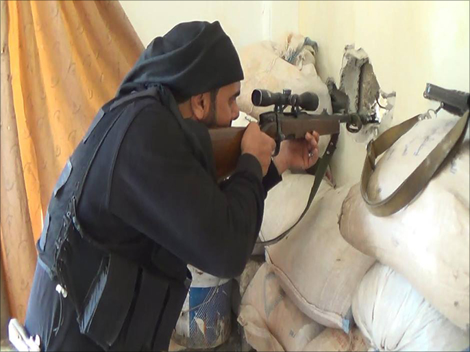 ‪أحد مقاتلي لواء عاصمة الإسلام خلال المعركة الأخيرة بحي تشرين‬ (الجزيرة نت)