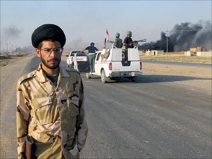 أحد عناصر المليشيات الشيعية التي تقاتل تنظيم الدولة (رويترز)