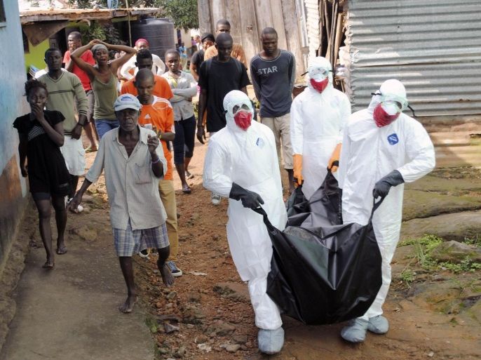 Health workers remove the body of Prince Nyentee, a 29-year-old man whom local residents said died of Ebola virus in Monrovia September 11, 2014. REUTERS/James Giahyue (LIBERIA - Tags: DISASTER HEALTH)