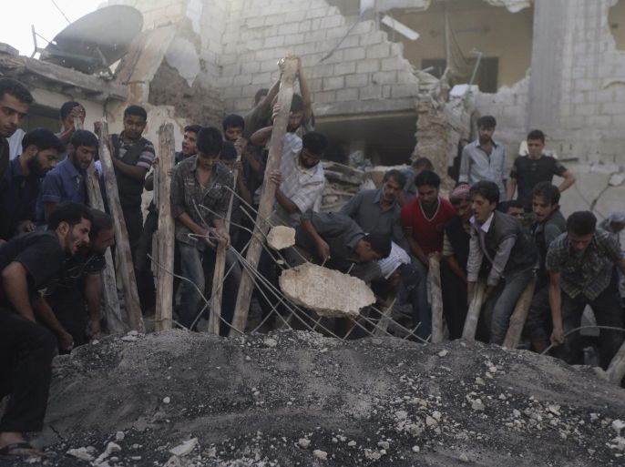 Residents remove debris to look for survivors at a site hit by what activists claim were at least five air strikes by forces of Syria's President Bashar al-Assad in Douma, eastern al-Ghouta, near Damascus September 11, 2014. REUTERS/Bassam Khabieh (SYRIA - Tags: POLITICS CIVIL UNREST CONFLICT)