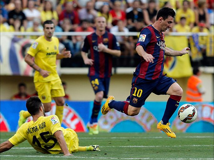 epa04378116 FC Barcelona's striker Lionel Messi (R) escapes Villarreal's defender Victor Ruiz (L) during their Spanish Primera Division soccer match played at the Madrigal stadium in Villarreal, province of Valencia, eastern Spain, 31 August 2014. EPA