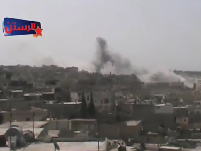 من غارات سابقة ببراميل متفجرة على مدينة الرستن بريف حمص (ناشطون-أرشيف)